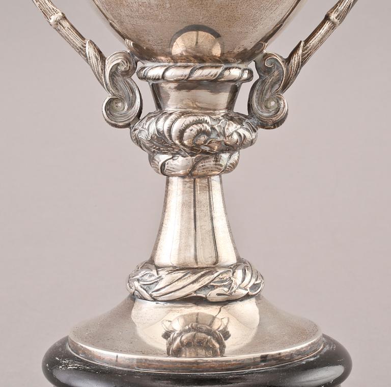 HÄNKELVASER, ett par, silver, C G Hallberg, Stockholm, 1907.