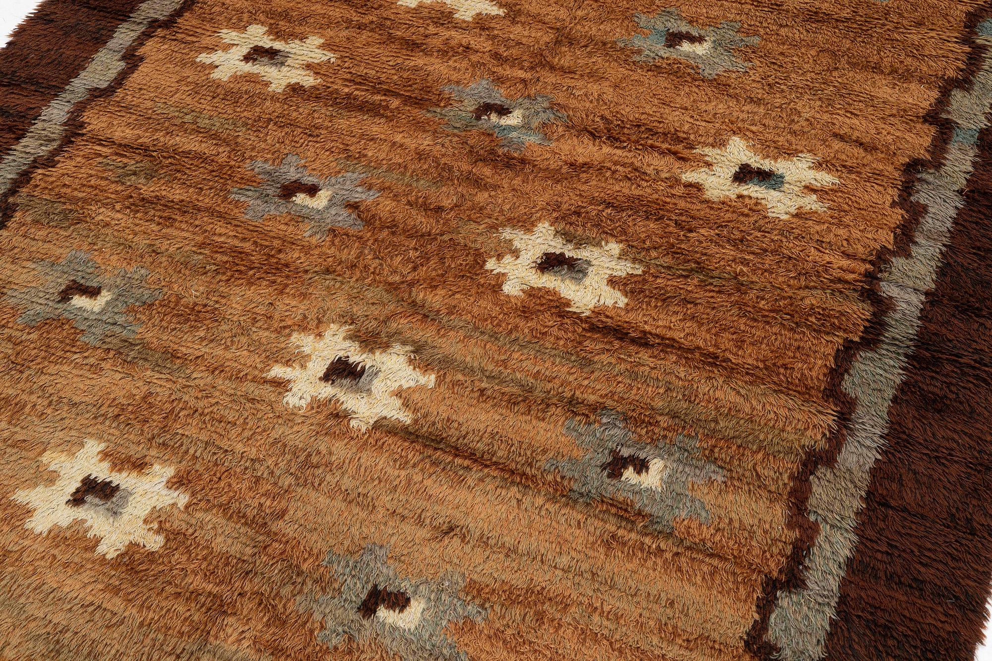 Matta, rya, ca 305 x 209 cm, signerad AK - EJ.