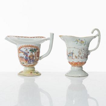 A group of three Chinese famille rose porcelain ewers and two dishes, Qing dynasty, Qianlong (1736-95).