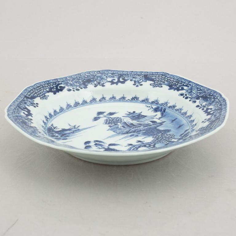 Three blue and white plates and a serving dish, China, Qianlong (1736-95).