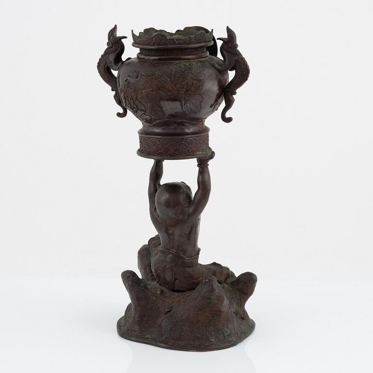 A large Japanese bronze censer, Meiji period (1868-1912).