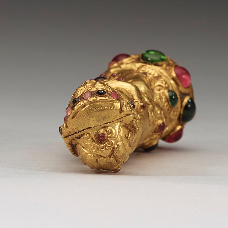 A low content chased gold Kris handle in the shape of Bima, Java or Bali, presumably 19th Century.