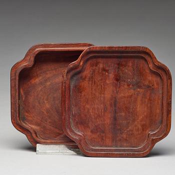 A carved wooden box with cover, late Qing dynasty.