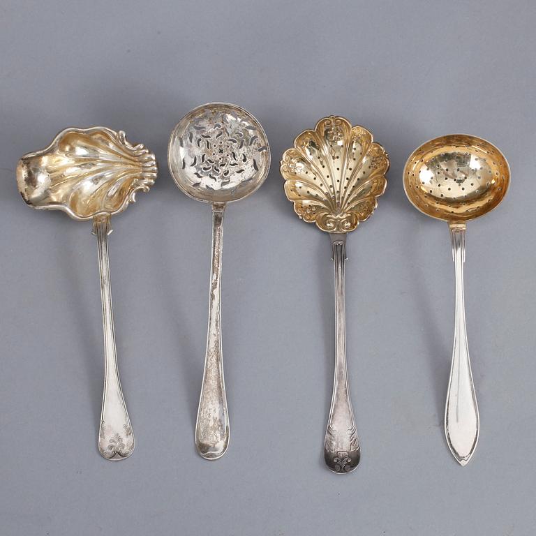 PARTI SILVER, 13 delar, bl.a Lars Larsson, Göteborg, 1849. Total vikt ca 630 gram.