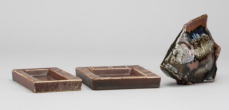 CARL-HARRY STÅLHANE, stoneware, figurin and two ashtrays. Rörstrand.