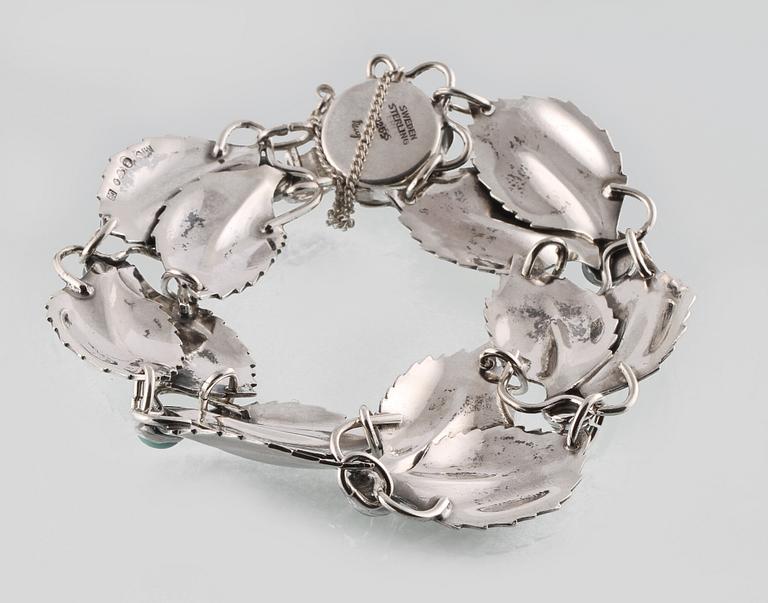 ARMBAND, silver samt cabocholslipade malakit, Gertrud Engel för A Michelsen, Stockholm, 1953. Vikt 38,6 gram.