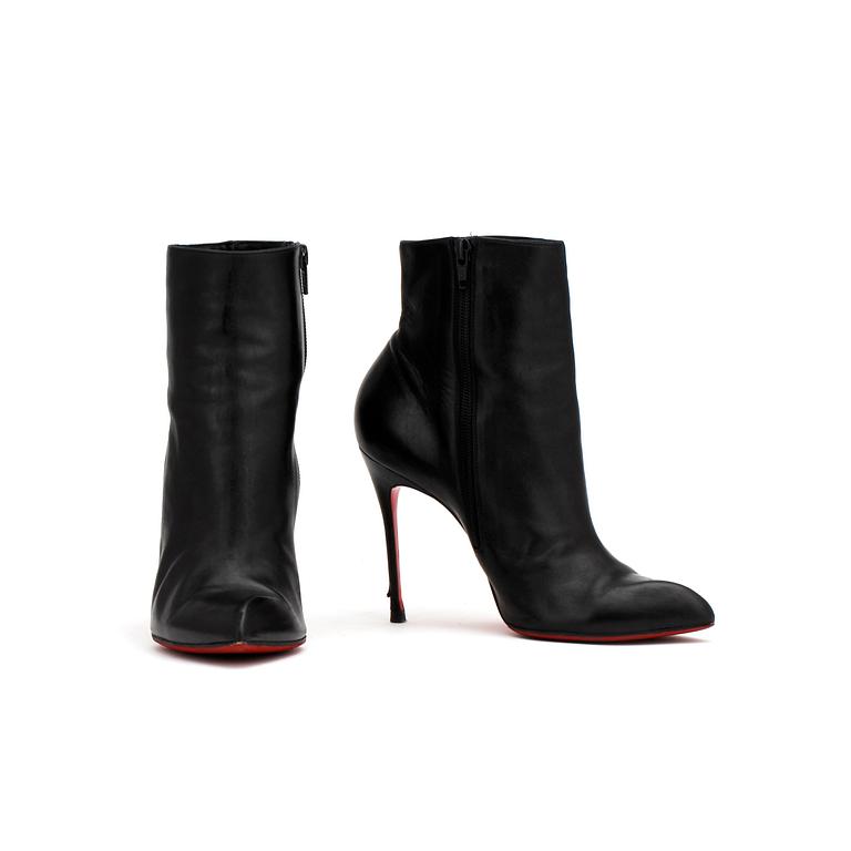 CHRISTIAN LOUBOUTIN, ett par skoletter. Storlek 37,5.