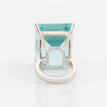 Ring 18K vitguld med en trappslipad akvamarin.