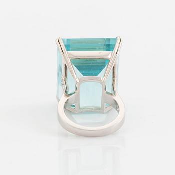 An 18K white gold ring set with a step-cut aquamarine.