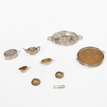 Bricka, fat, dosa samt miniatyrservis i sju delar, silver.