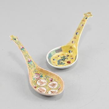 SKEDAR, 2 st, porslin, Kina, 1900-tal, märkta med Guangxu sex karaktärers märke.