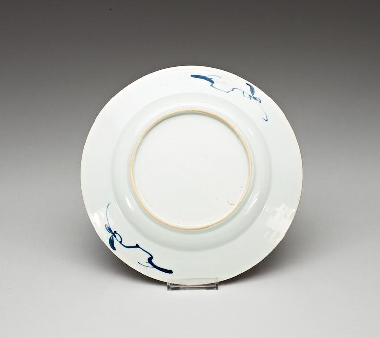 A set of 17 large blue and white dinner plates, Qing dynasti, first half of 18th Century.