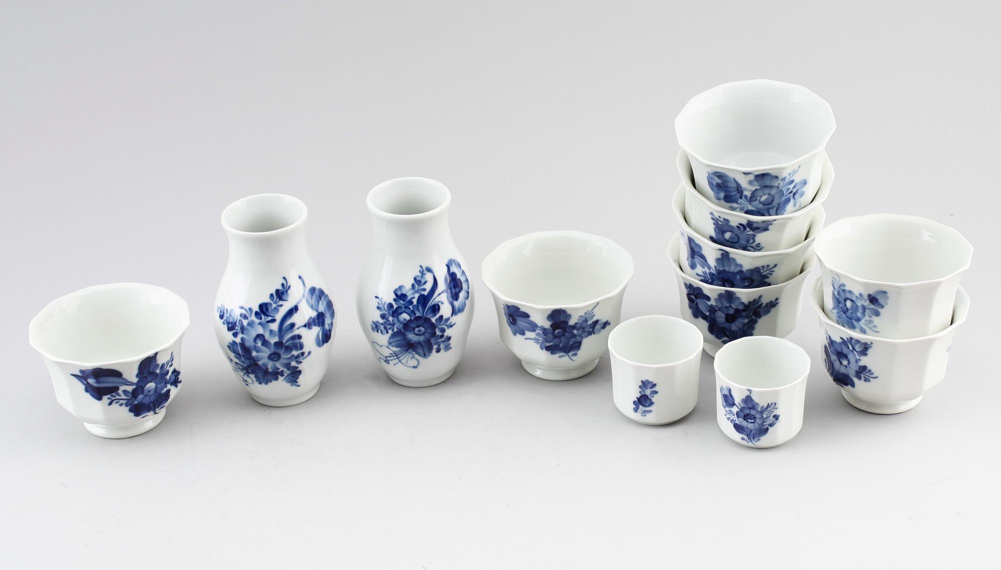 SAMLING SERVISDELAR, 12 delar, porslin, "Blå Blomst", Royal Copenhagen.