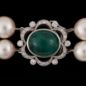 153. A cultured pearl necklace.
