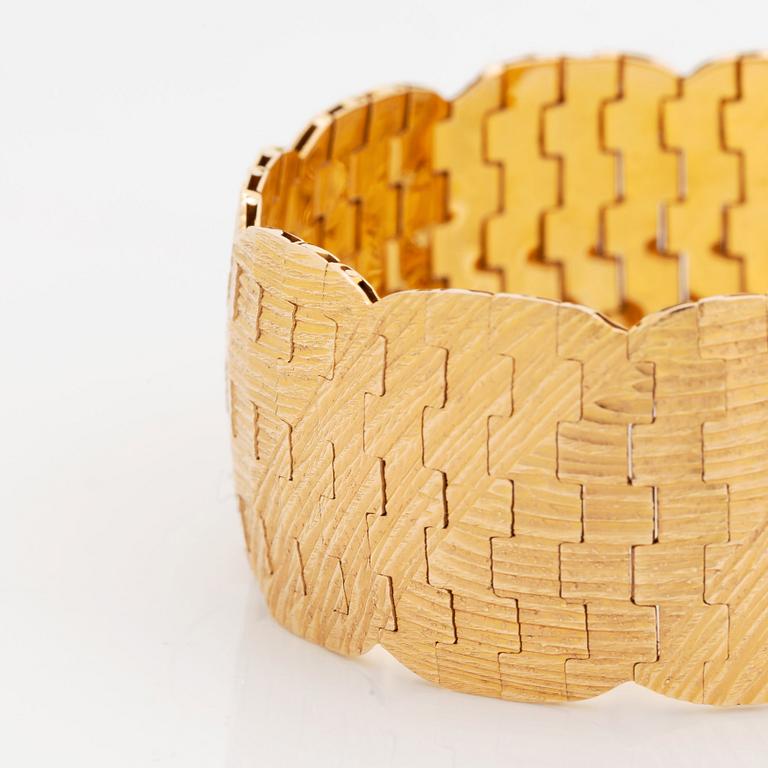 An 18K gold bracelet.