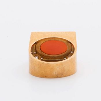 RING 18K guld med diamanter 8/8 ca 0,20 ct totalt samt 1 korall ca 10 x 15 mm.