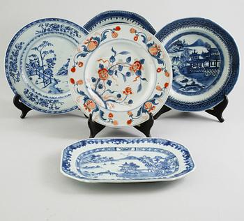 FOUR PLATES AND ONE DISH, Qianlong (1736- 1795) and Jiaqing (1739-1820).