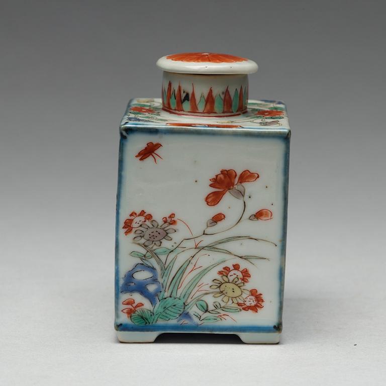 A famille verte porcelain tea caddy with cover, Qing dynasty, Kangxi (1662-1722).