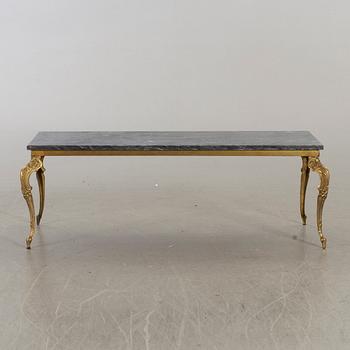 A MARBLE TOP COFFEE TABLE.