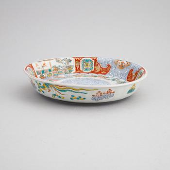 A Japanese porcelain dish, 20th century.