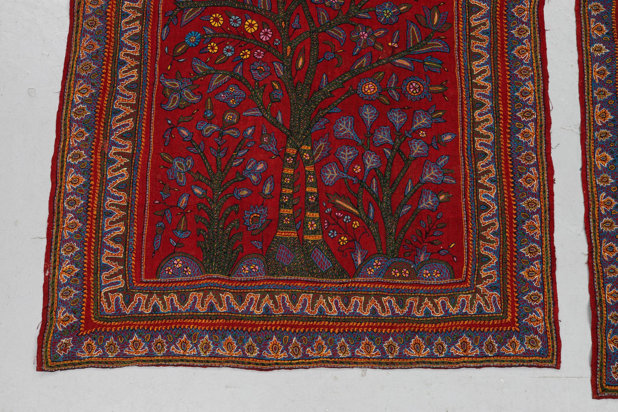 Broderi, ett par, semiantika Pateh Kirman, ca 279 x 88 cm respektive 282 x 84 cm.