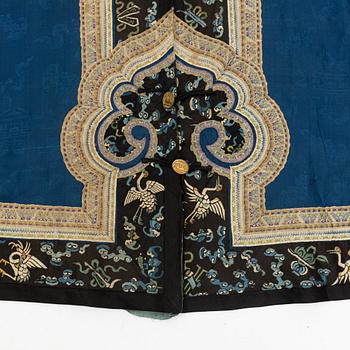 An embroidered Chinse silk jacket, Qing dynasty, late 19th century.