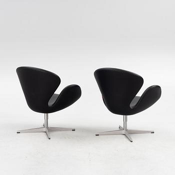 Arne Jacobsen, a pair of "Swan" armchairs, Fritz Hansen, Denmark, 2007.