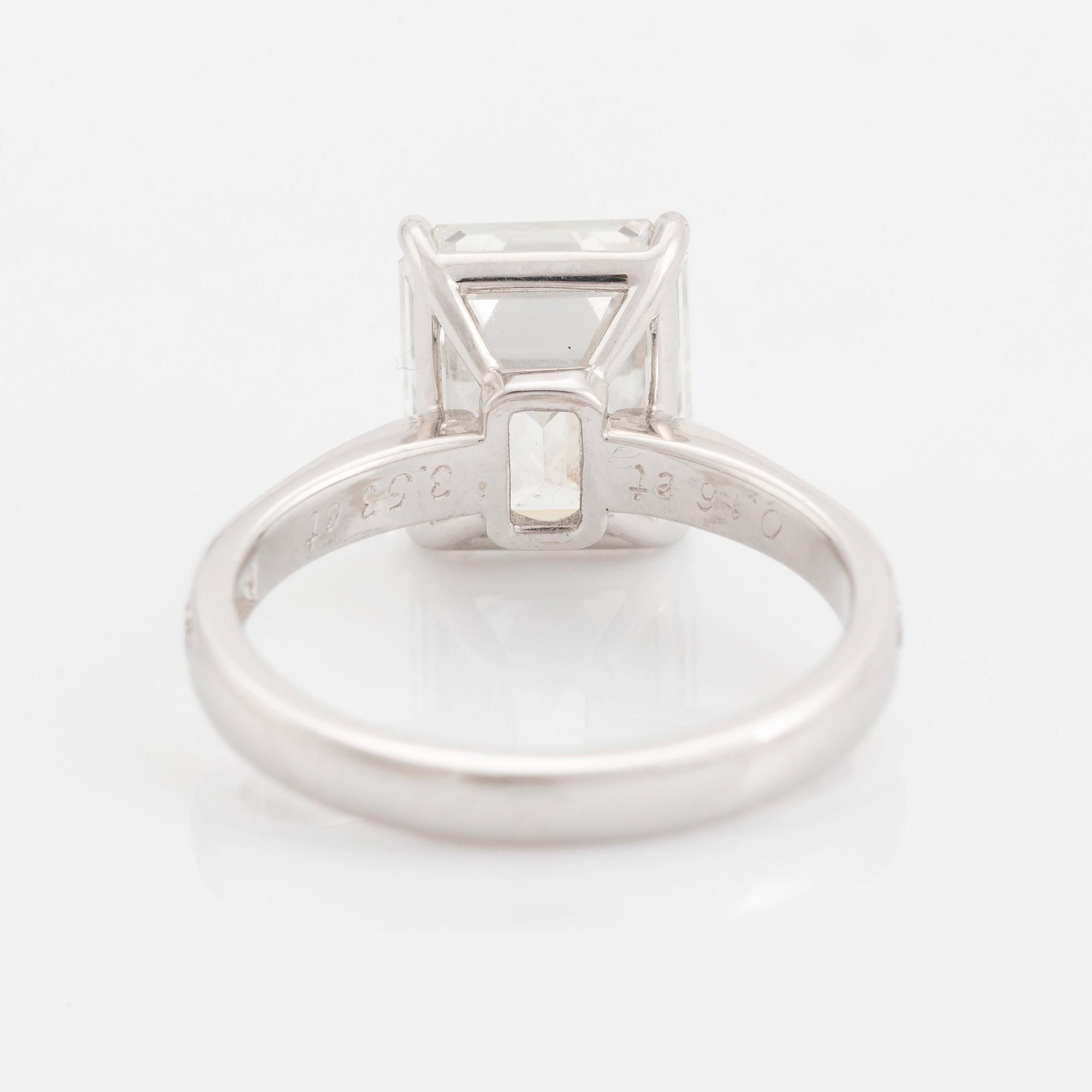 An Engelbert ring in 18K white gold set with an emerald-cut diamond 3.53 ct G vvs 2.