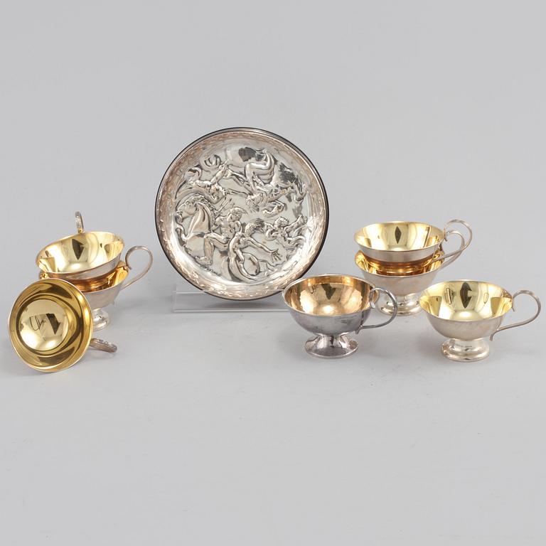 PUNCHMUGGAR, 6+1 st samt ASKFAT, silver, Sverige, 1900-talets andra hälft, total vikt ca 380 g.