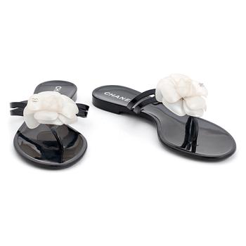 506. CHANEL, a pair of black plastic sandals. Size 38.
