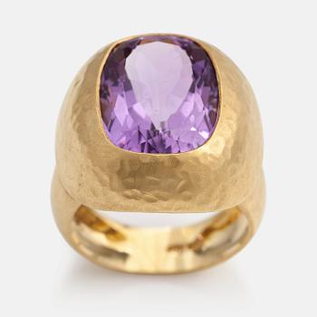 An 18K gold ring with an amethyst. Italy, import marked Rubens, Helsinki 1997.