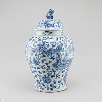 A Chinese porcelain urn from around year 1900.