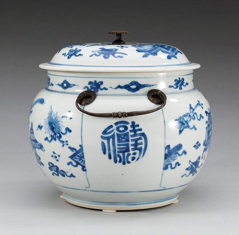 KRUKA med LOCK, porslin. Qing dynastin, Kangxi (1662-1722).