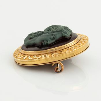 An 18K gold and hard stone cameo, 19th century.