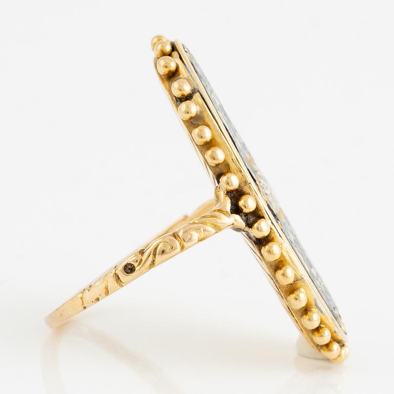 Ring, ovalformad, 18K guld med svart emalj och rosenslipad diamant, 1800-tal.