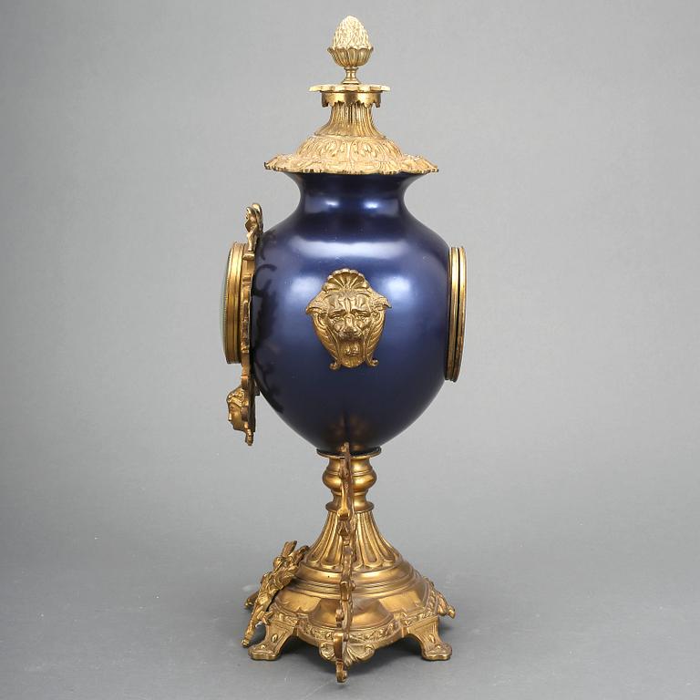 BORDSPENDYL, Louis XVI-stil, 1800-talets sista kvartal.