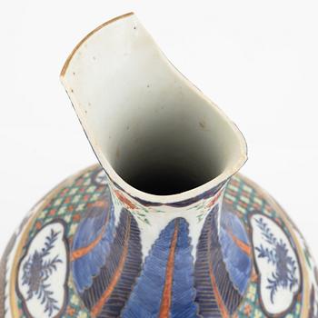 A porcelain vase, China, Qing dynasty, 19th century.