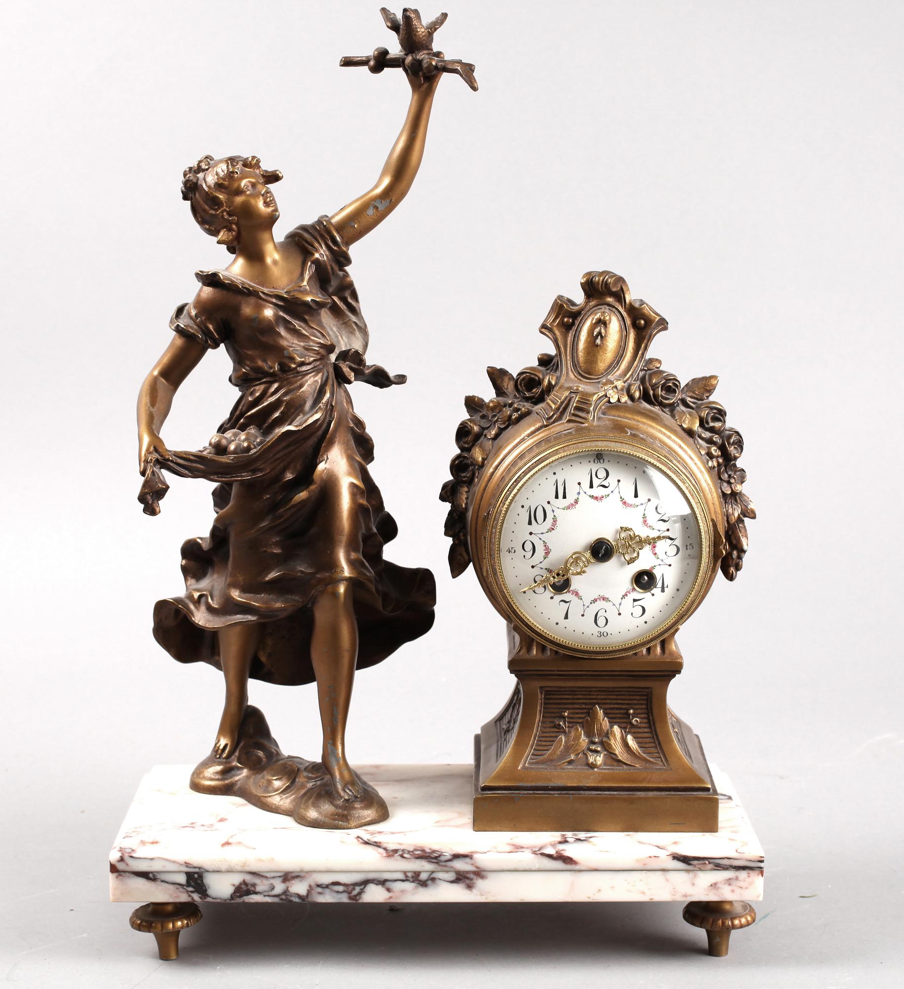 BORDSPENDYL, Louis XVI-stil, 1900-talets första hälft.