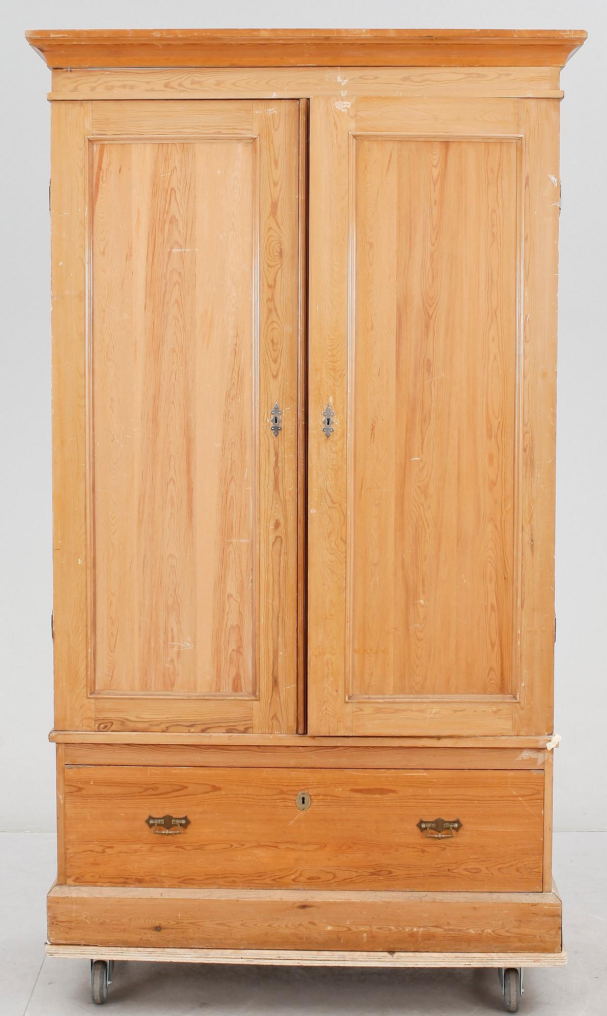 KUNGLIGT SKÅP, CE Jonssons möbleringsaffär Stockholm, 1900-talets början.