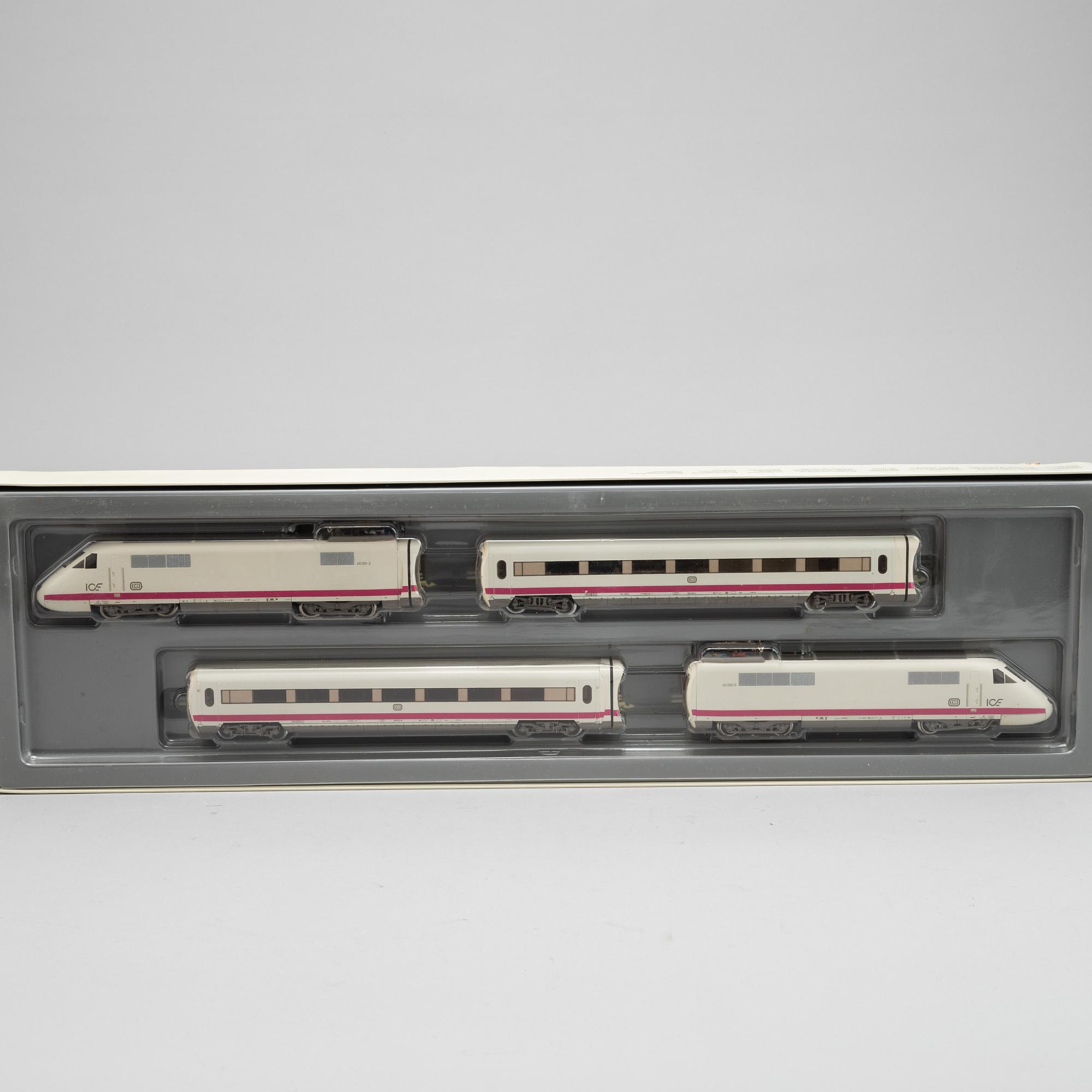 Märklin, electical engines and traincars, H0 in boxes.
