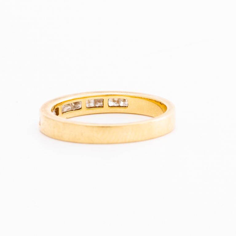 RING 18K gold w princess-cut diamonds approx 0,60 ct.