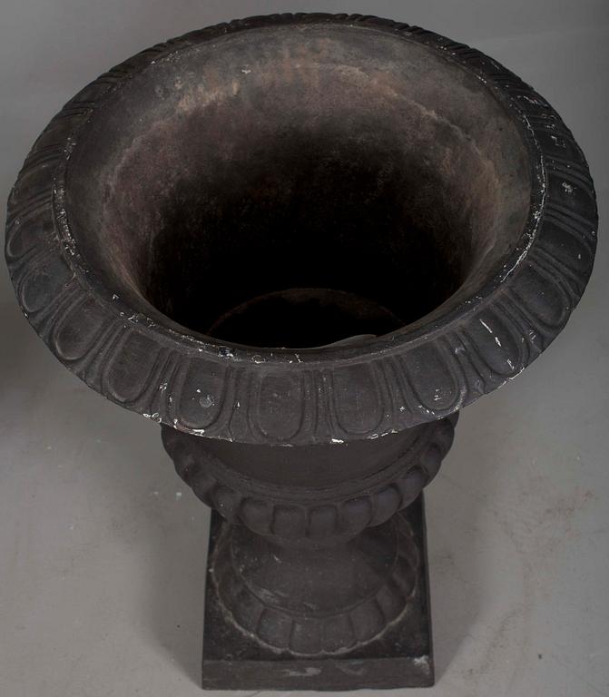 BLOMKRUKOR, ett par, gjutjärn, empirestil, 1900-talets slut.