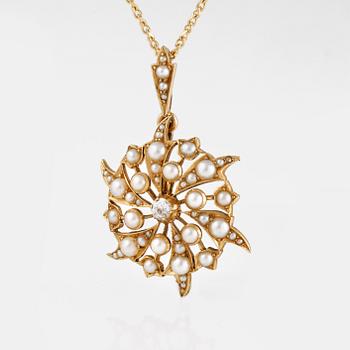HÄNGE, 15 och 18K guld med rosenslipade diamanter samt halvpärlor. Vikt 7,2 gram.