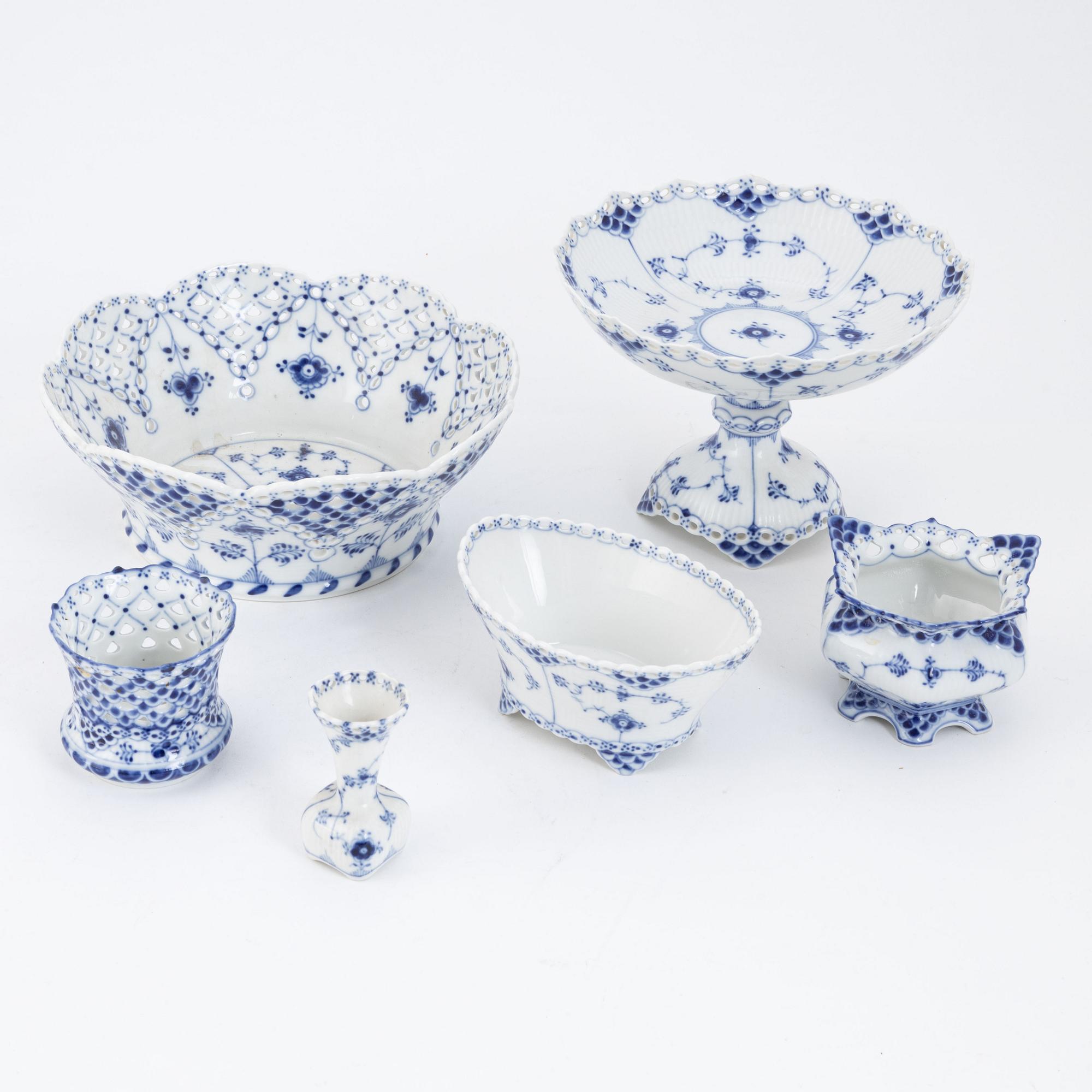 Kaffeservis, porslin, 49 delar, 'Musselmalet', helblonde samt halvblonde, Royal Copenhagen.