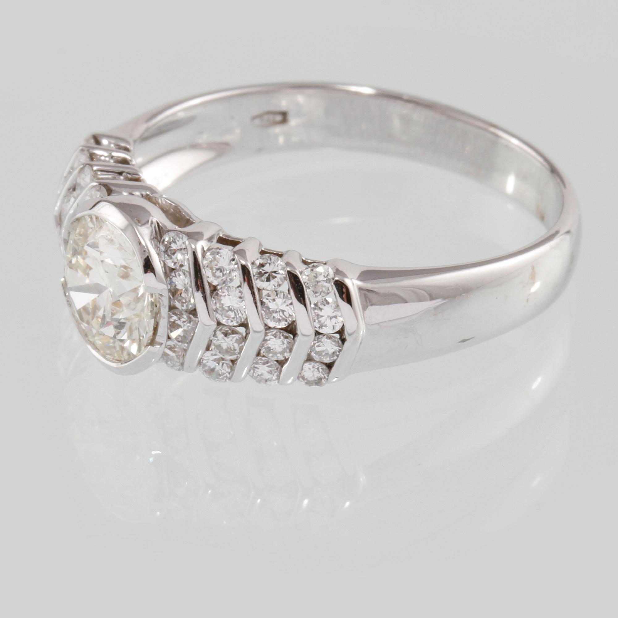 RING, 18k vitguld med briljantslipad diamant ca 0.95 ct samt 32 små briljantslipade diamanter. Vikt 4 g.