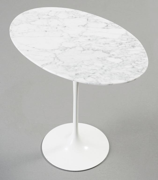 An Eero Saarinen 'Tulip' marble top side table, Knoll International.