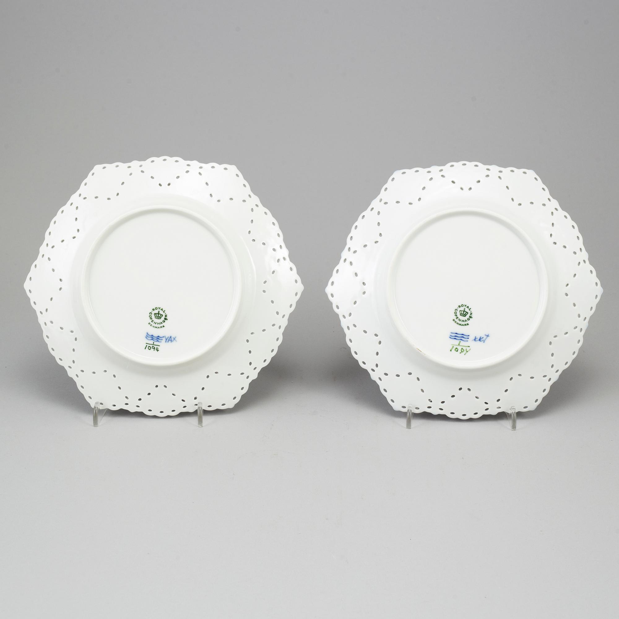 ROYAL COPENHAGEN, assietter ett par, porslin, "Musselmalet", modell 1094, Danmark.