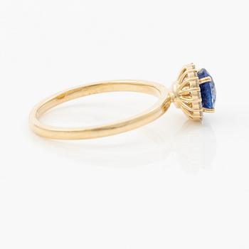 Ring 14K gold with sapphire and brilliant-cut diamonds.