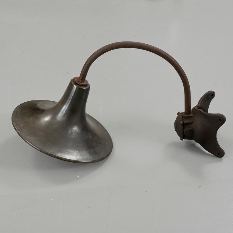 VÄGGLAMPA, gjutjärn samt metall. 1900-talets första hälft.