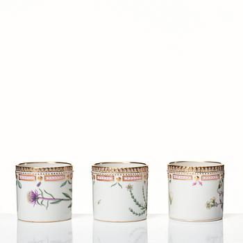 Koppar med fat, 12 stycken, porslin. Royal Copenhagen, "Flora Danica", Danmark, 1900-tal.